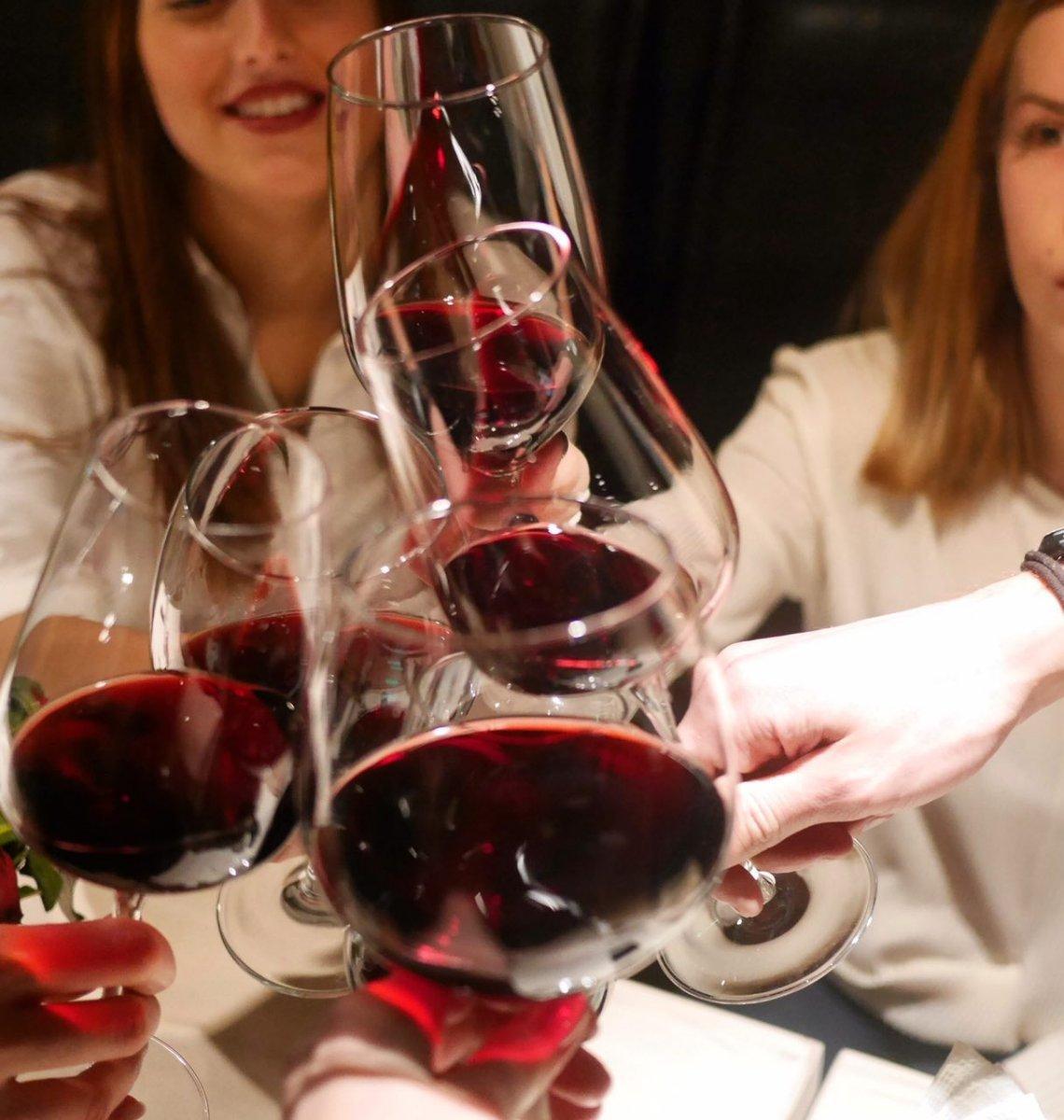 Фото с бокалами вина в ресторане